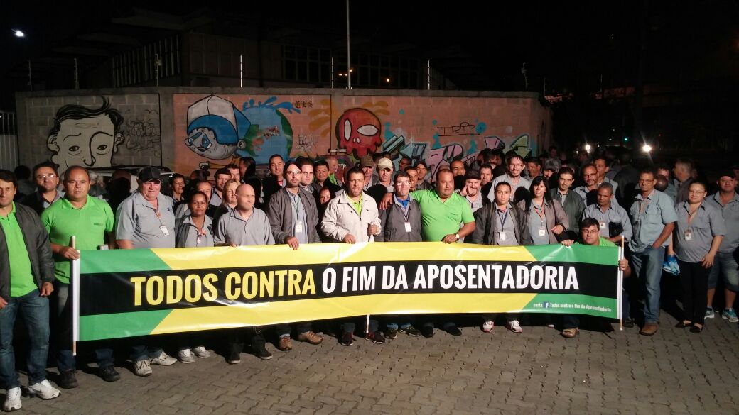 Na madrugada de hoje, motoristas e cobradores da São José Filial decidiram partir pra luta e parar geral na próxima quarta-feira. TODOS CONTRA O FIM DA APOSENTADORIA